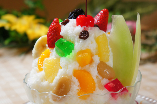 色々なフルーツをトッピングして出来上がり